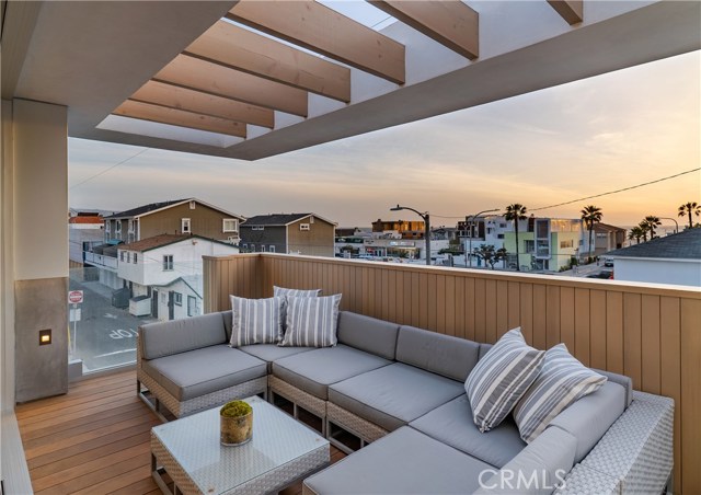 121 2nd Street, Hermosa Beach, California 90254, 4 Bedrooms Bedrooms, ,4 BathroomsBathrooms,Residential,Sold,2nd,SB19073415