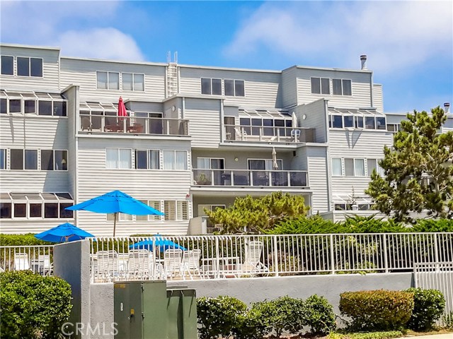 220 The Village, Redondo Beach, California 90277, 1 Bedroom Bedrooms, ,2 BathroomsBathrooms,Residential,Sold,The Village,SB19142462