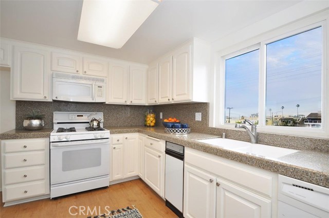 833 Maria Avenue, Redondo Beach, California 90277, 3 Bedrooms Bedrooms, ,2 BathroomsBathrooms,Residential,Sold,Maria,SB18031980