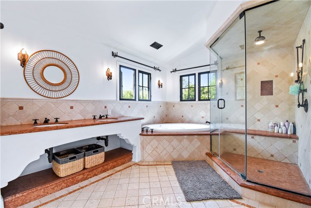 Upstairs ensuite master bathroom.