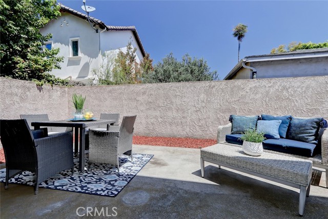 WOW ! private enclosed backyard