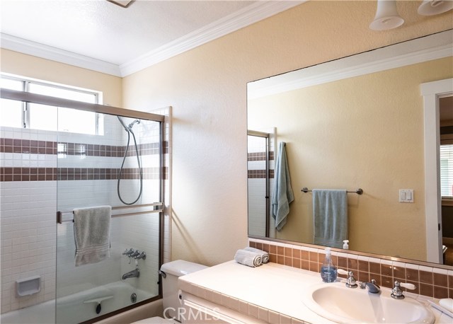 211 Helberta Avenue, Redondo Beach, California 90277, 2 Bedrooms Bedrooms, ,2 BathroomsBathrooms,Residential,Sold,Helberta,SB19015019