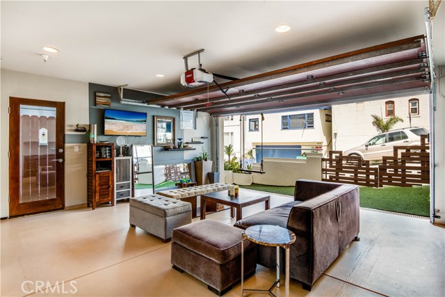 228 33rd Street, Manhattan Beach, California 90266, 3 Bedrooms Bedrooms, ,1 BathroomBathrooms,Residential,Sold,33rd,SB19198538