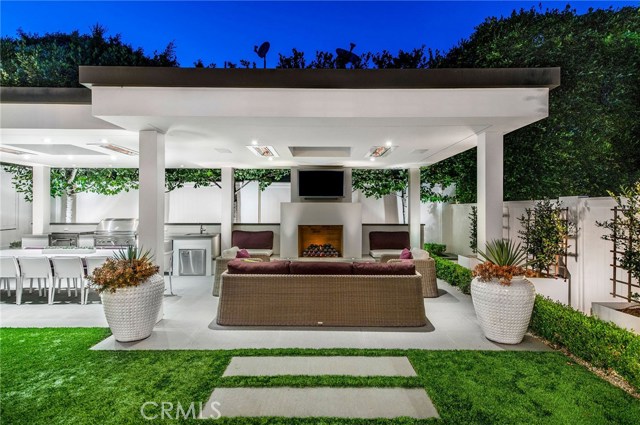 Outdoor Living Space Stunner!