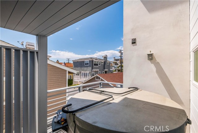 1074 7th Street, Hermosa Beach, California 90254, 4 Bedrooms Bedrooms, ,3 BathroomsBathrooms,Residential,Sold,7th,SB19068500