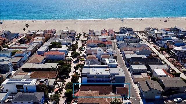 Prime flat walk-street property. This walk street was awarded a city beautification award.
So close to The Strand!