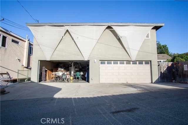 spacious 2 car attached garage, direct assess to kitchen.