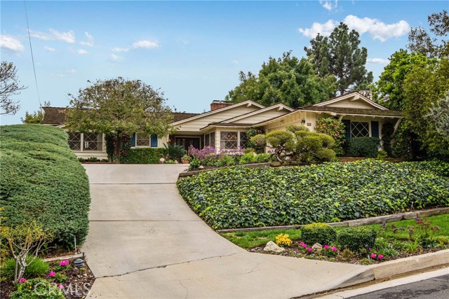 Circular driveway - great curb-appeal