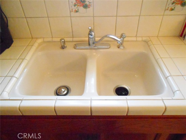 Double Ceramic Under Mounted Sinks with Bult-in Soap Dispenser and Spray Cleaning Hose.