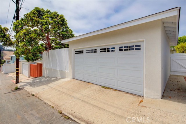 590 33rd Street, Manhattan Beach, California 90266, 3 Bedrooms Bedrooms, ,2 BathroomsBathrooms,Residential,Sold,33rd,SB19174873