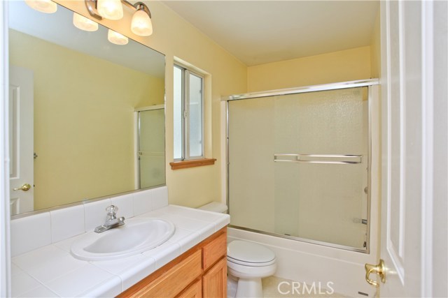 Nice guest bathroom with tub/shower combo and glass doors