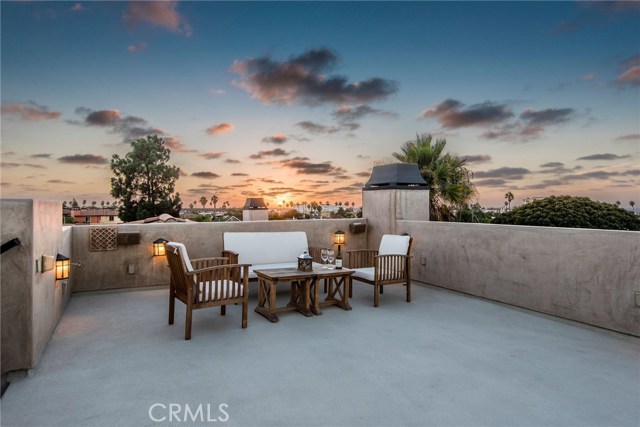 Another amazing southern California Sunset...Rooftop deck with views from Malibu to Palos Verdes Peninsula. 
440 sq ft. of deck space.