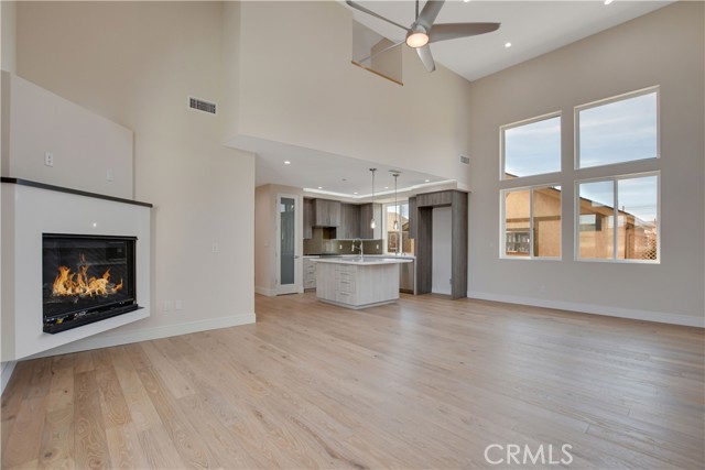 LIVINGROOM FIREPLACE