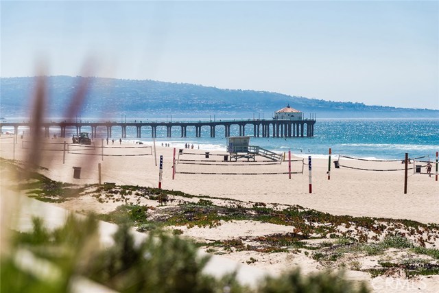 And not too many blocks from the famous Manhattan Beach pier...and beautiful Palos Verdes in the distance.