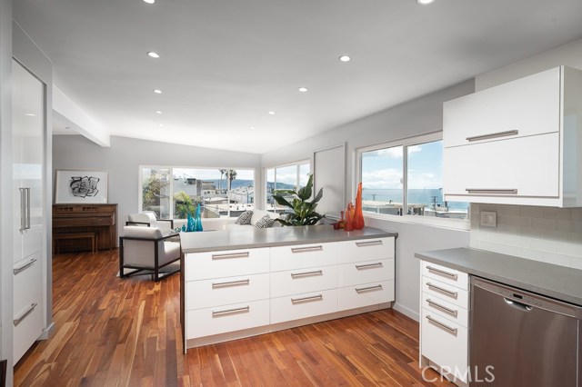 133 1st Street, Manhattan Beach, California 90266, 3 Bedrooms Bedrooms, ,2 BathroomsBathrooms,Residential,Sold,1st,SB20052011