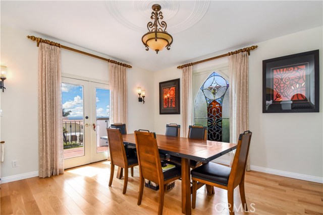 Dining room with well welcomed ocean view.