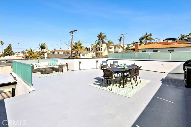 The Huge 600' Roof Deck is Surrounded with Obscure, Glass Wind Break Paneling in Stainless Steel Frames and it has has Spacious Areas for Entertaining, which is large enough to Accommodate and Entertain 30-40 Guests and Friend