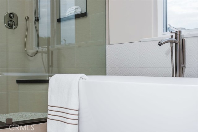 105 Juanita Avenue, Redondo Beach, California 90277, 4 Bedrooms Bedrooms, ,3 BathroomsBathrooms,Residential,Sold,Juanita,SB17254045