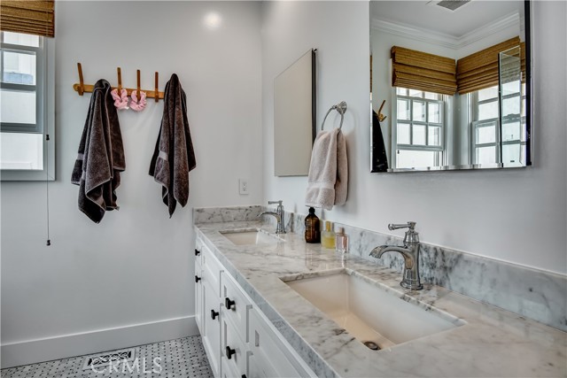 552 3rd Street, Manhattan Beach, California 90266, 3 Bedrooms Bedrooms, ,1 BathroomBathrooms,Residential,Sold,3rd,SB21099557