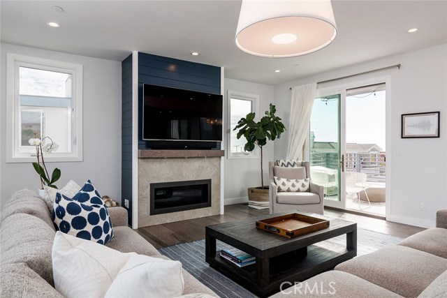 1072 7th Street, Hermosa Beach, California 90254, 4 Bedrooms Bedrooms, ,3 BathroomsBathrooms,Residential,Sold,7th,SB19164165