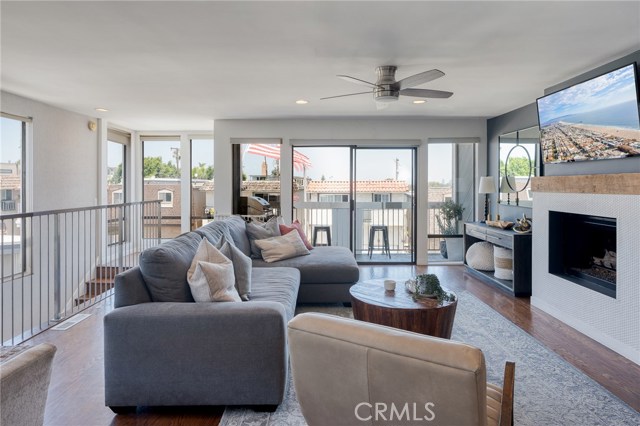 748 Manhattan Beach Boulevard, Manhattan Beach, California 90266, 3 Bedrooms Bedrooms, ,3 BathroomsBathrooms,Residential,Sold,Manhattan Beach,SB20129777