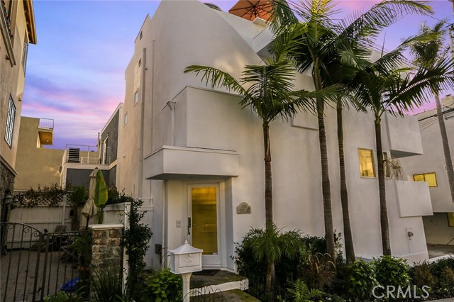 220 4th Street, Hermosa Beach, California 90254, 3 Bedrooms Bedrooms, ,4 BathroomsBathrooms,Residential,Sold,4th,PW18290182