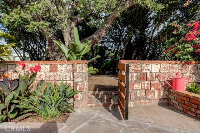Direct access to adjacent Live Oak park