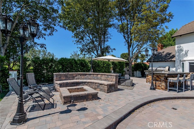 GAS FIRE PIT AND SEATING AREA FOR ALL YOUR GUESTS TO ENJOY A COCKTAIL IN THE EVENING.