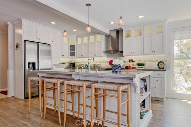 Kitchen with breakfast bar