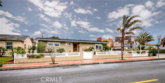 400 Avenue D Avenue, Redondo Beach, California 90277, 2 Bedrooms Bedrooms, ,1 BathroomBathrooms,Residential,Sold,Avenue D,SB19032912