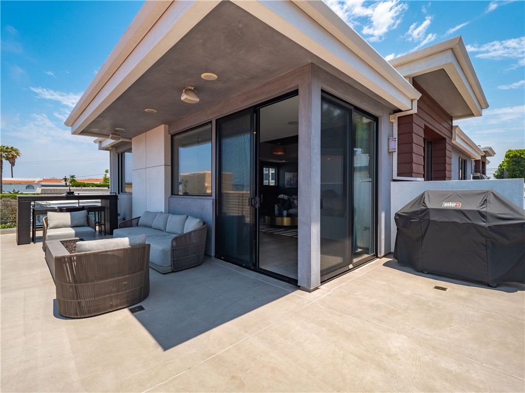 1629 Golden Avenue, Hermosa Beach, California 90254, 5 Bedrooms Bedrooms, ,3 BathroomsBathrooms,Residential,Sold,Golden,SB21133129