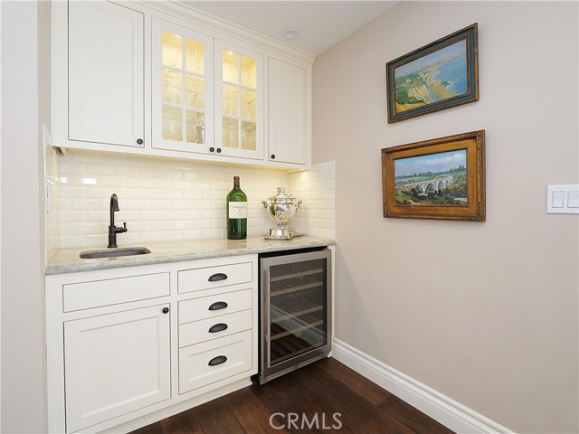 Built-in wet bar - great for entertaining!