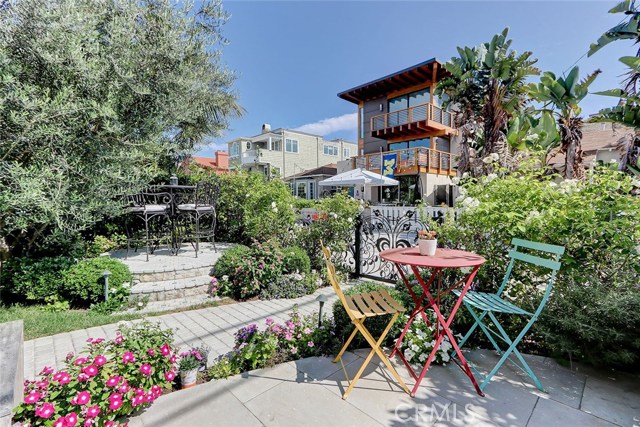 Dual patios - one ground level, one elevated