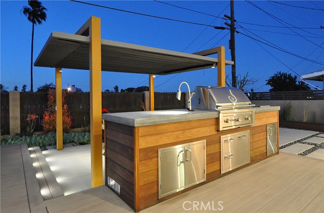 Outdoor Kitchen & BBQ island