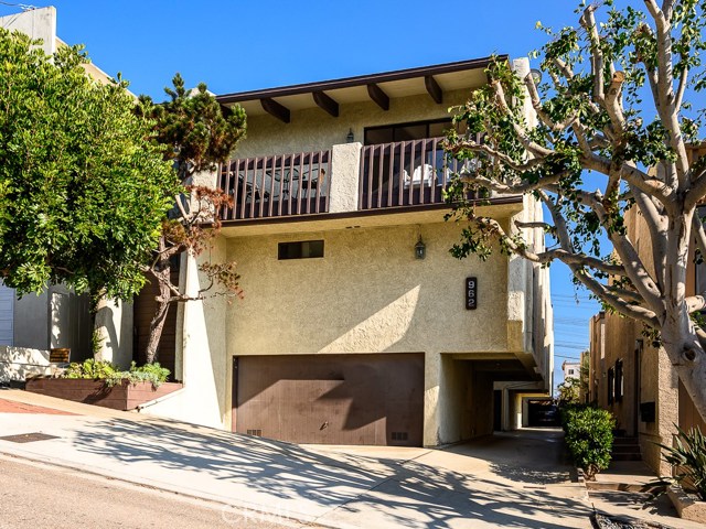 962 1st Street, Hermosa Beach, California 90254, 2 Bedrooms Bedrooms, ,1 BathroomBathrooms,Residential,Sold,1st,SB20174007