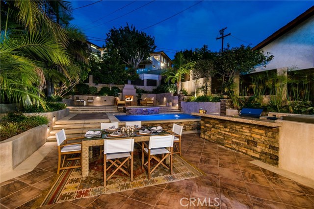 Use the serving bar with some bar stools or have an outdoor dinner at the dining table.