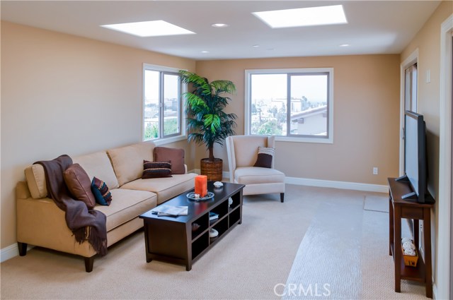 123 Guadalupe Avenue, Redondo Beach, California 90277, 4 Bedrooms Bedrooms, ,3 BathroomsBathrooms,Residential,Sold,Guadalupe,PV18040151