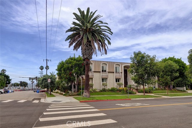 Great Location!  Yup that is the ocean at the end of the block and park!