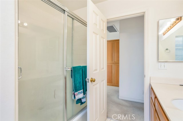 Upstairs Full Hall Bathroom