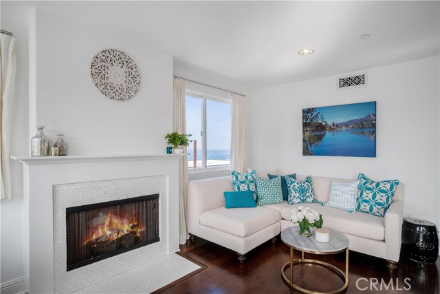 213 Seaview Street, Manhattan Beach, California 90266, 4 Bedrooms Bedrooms, ,3 BathroomsBathrooms,Residential,Sold,Seaview,SB19227675