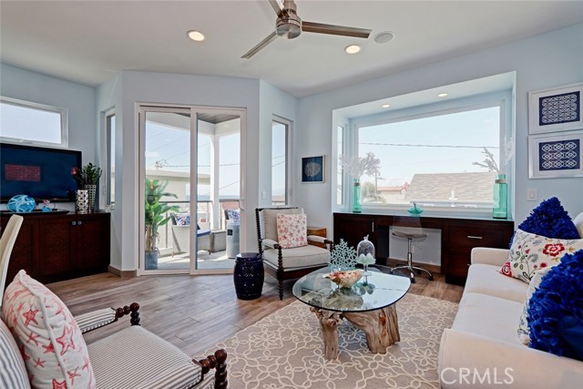 300 28th Street, Hermosa Beach, California 90254, 4 Bedrooms Bedrooms, ,4 BathroomsBathrooms,Residential,Sold,28th,SB18066666