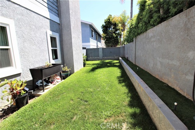 Enjoy your PRIVATE enclosed backyard!