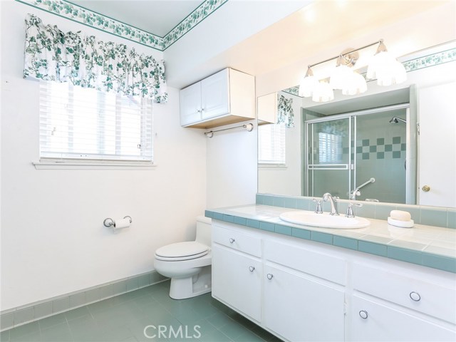 Upstairs bath off hallway