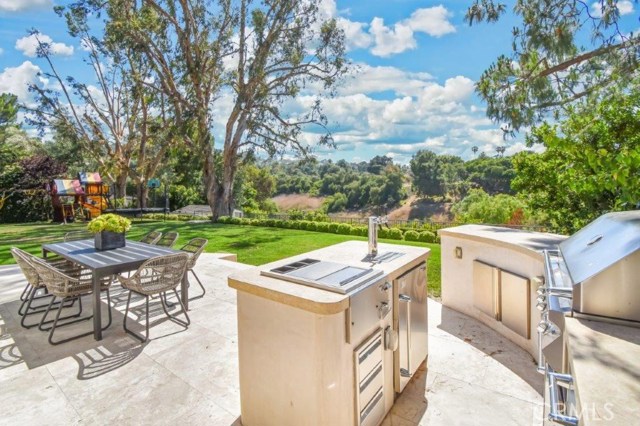 Back Patio Outdoor Kitchen & BBQ