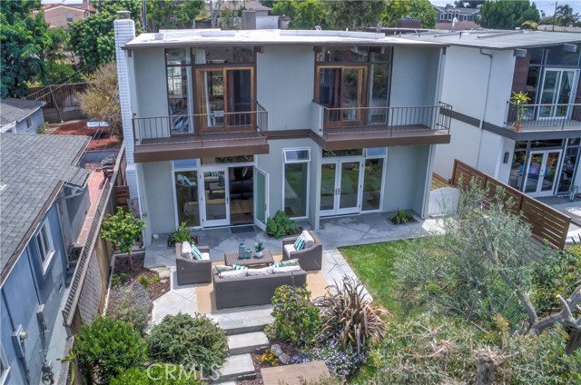 Walls of windows and doors from which to appreciate views of the greenery.