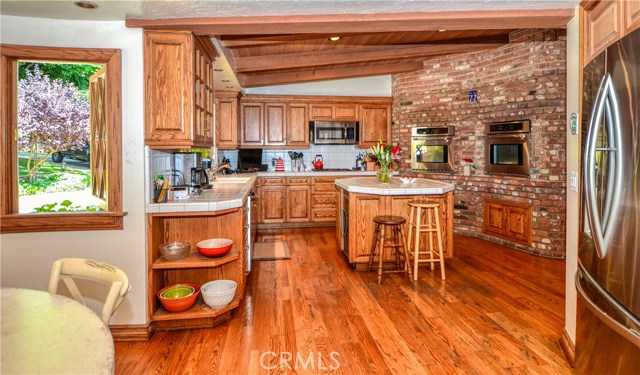 Functional layout and beautiful views! Perfect gathering place for family meals.