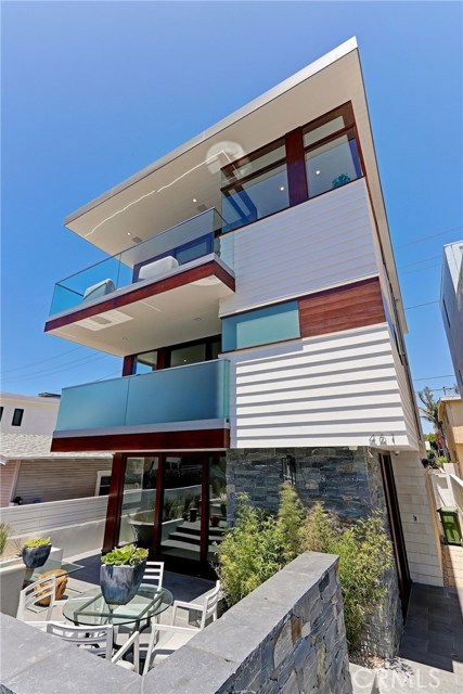 Coastal contemporary home with a front yard