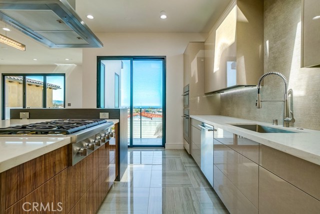 521 Helberta Avenue, Redondo Beach, California 90277, 4 Bedrooms Bedrooms, ,3 BathroomsBathrooms,Residential,Sold,Helberta,SB19088015