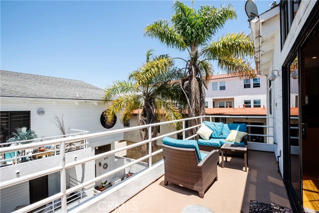 651 4th Street, Hermosa Beach, California 90254, 3 Bedrooms Bedrooms, ,2 BathroomsBathrooms,Residential,Sold,4th,SB20132853