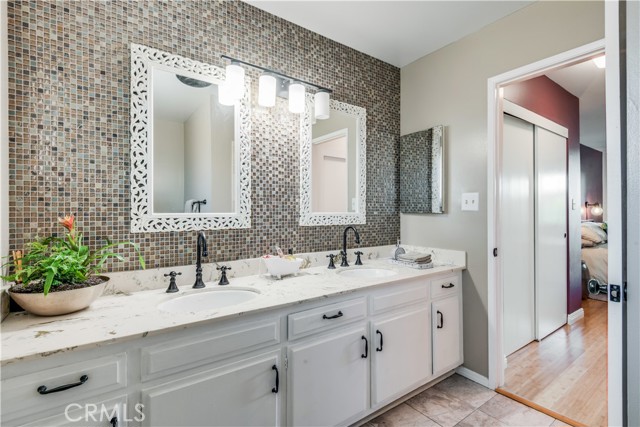 Master bath w/ dual sinks Master bath w/ dual sinks